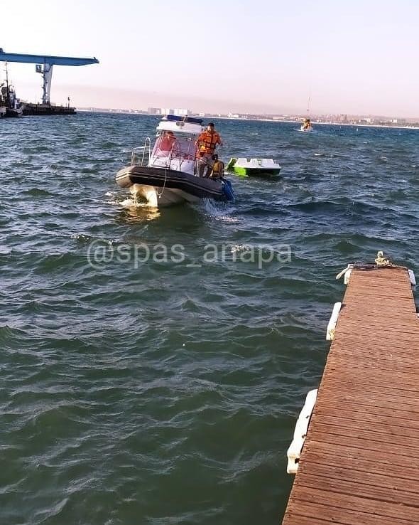 В Анапе спасли отдыхающих с двумя детьми, которых унесло на катамаране в море