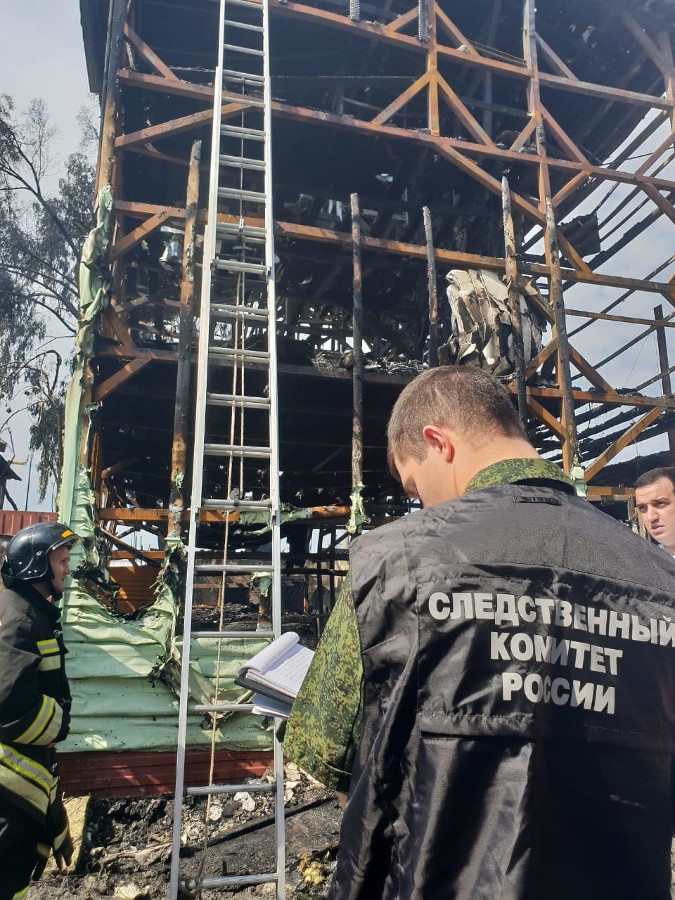 Среди погибших при пожаре в Сочи — пять женщин, в том числе из Архангельска и Армении. Под сгоревшим навесом готовили и продавали еду