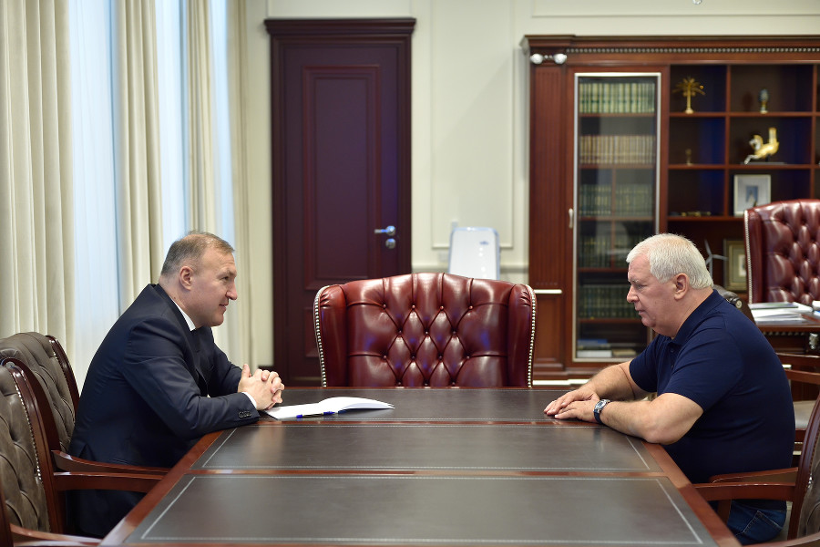 Мурат Кумпилов провел встречу с сенатором от Адыгеи