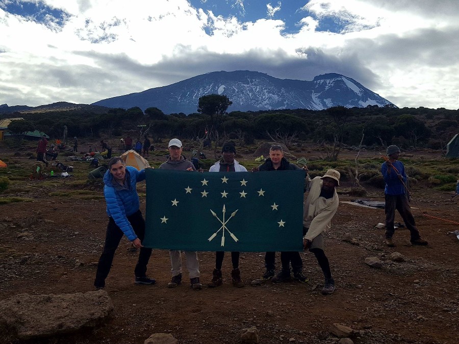 Активисты и альпинисты из Адыгеи одновременно развернут флаги республики в разных точках мира
