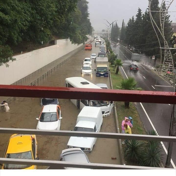 Движение на подтопленном участке трассы в Сочи возобновили