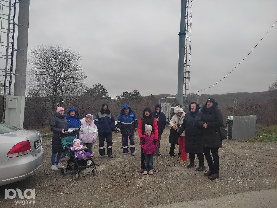Жители посёлка под Новороссийском требуют убрать вышки сотовой связи, расположенные близко к домам и детской площадке