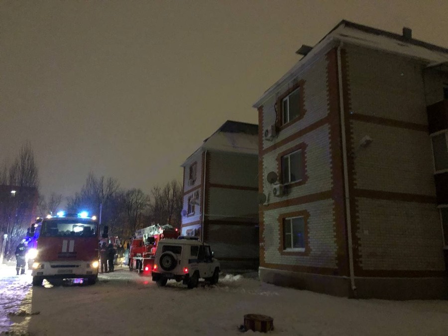 В Краснодаре в поселке Российском загорелась мансарда жилого дома