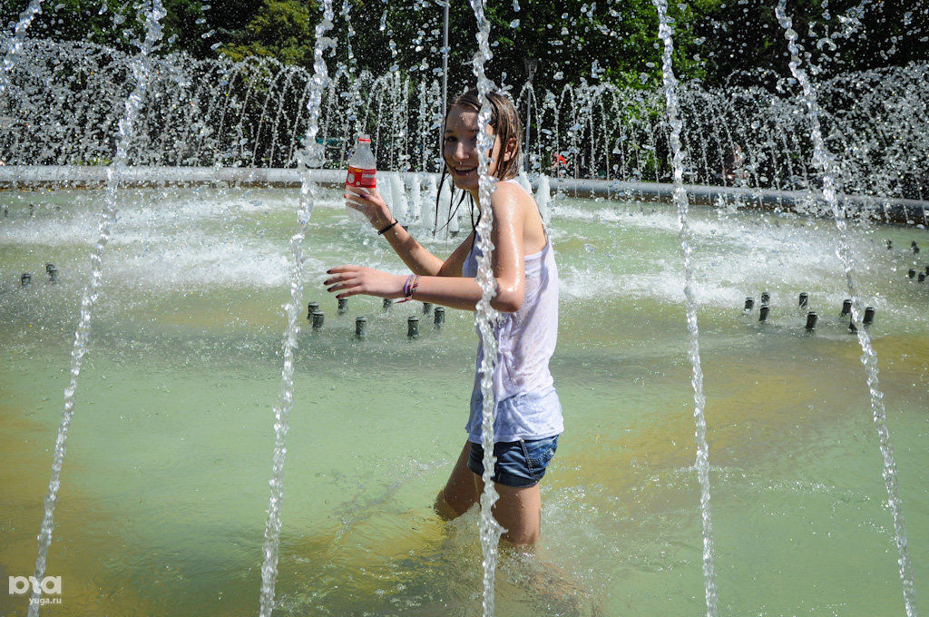 Красивые сестрички обливаются водой