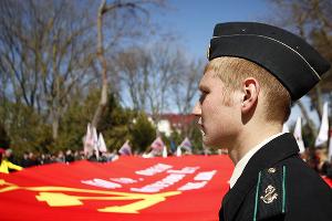 Через Кубань провезли самую большую копию Знамени Победы © Влад Александров. ЮГА.ру