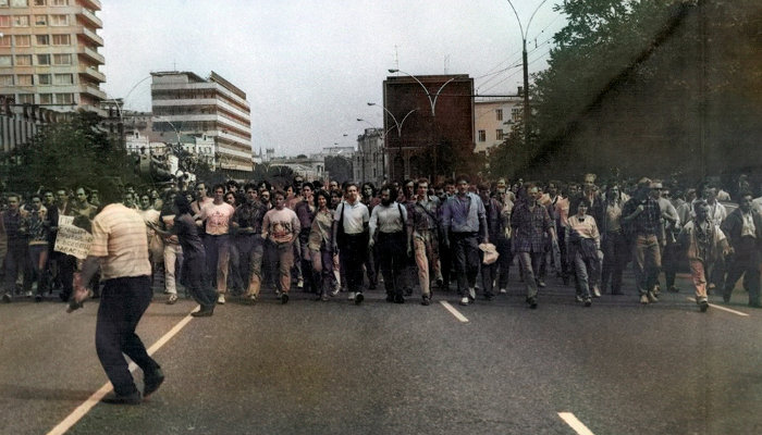 Марш от Кремля к Белому дому, 19 августа 1991 года © Оригинальное фото Ивана Симочкина, wikipedia.org, раскрашено нейросетью mail.ru