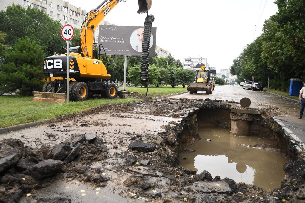 На улице Тургенева в Краснодаре провалилась дорога. Рассказываем, как ходит  общественный транспорт