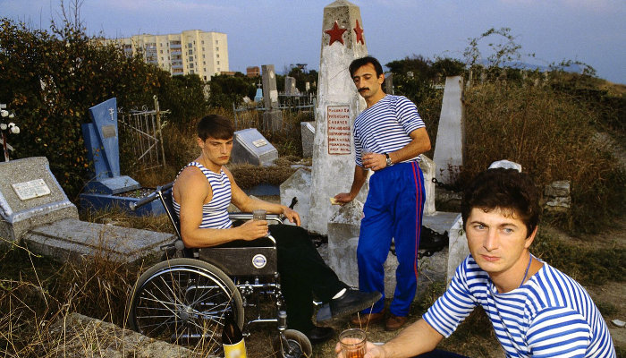 Десантники поминают погибших товарищей, Анапа, 1993 год © Фото Владимира Вяткина, vladimir-vyatkin.photographer.ru