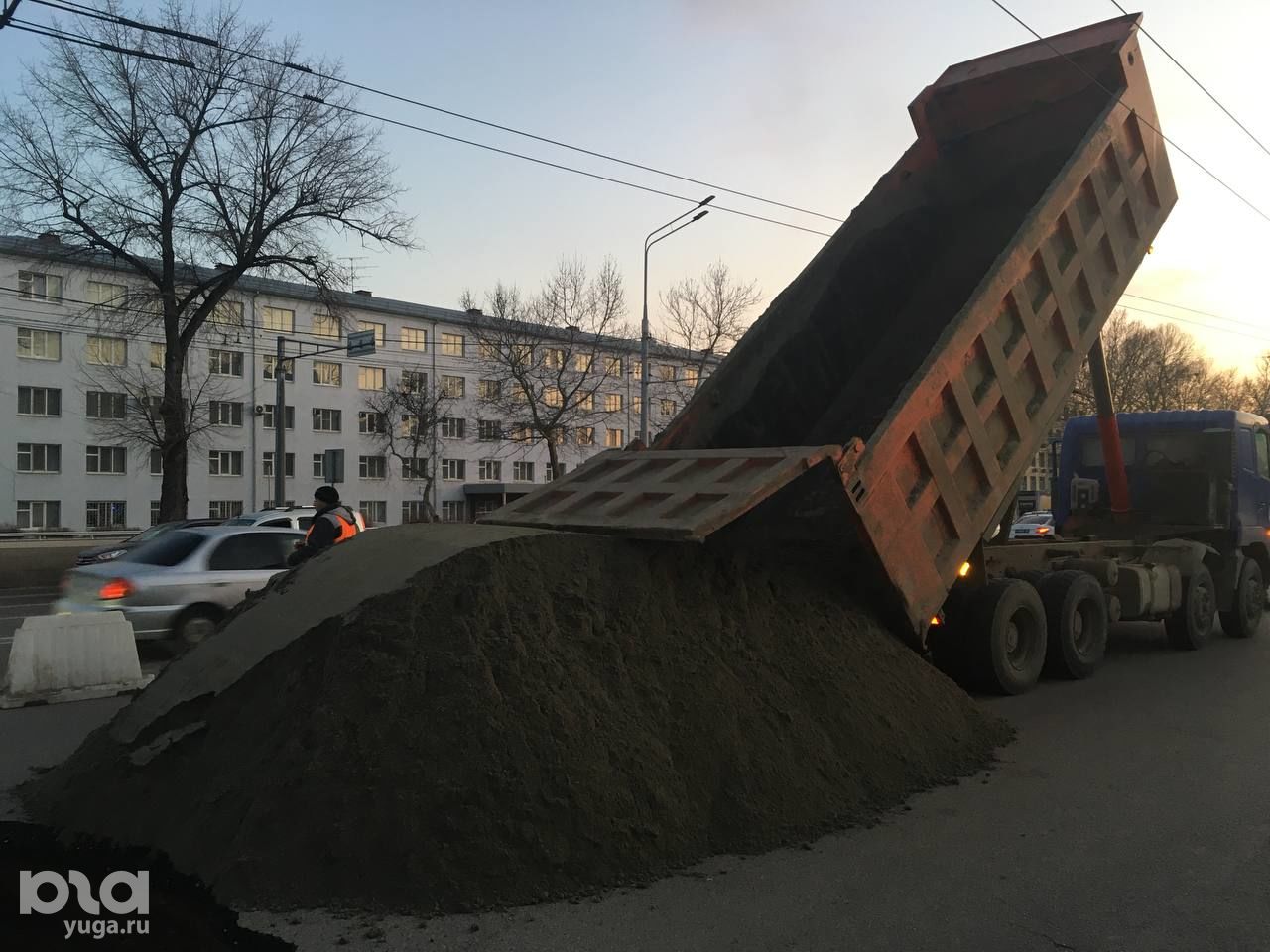 Причина: старость трубы 1976 года». В Краснодаре на проезжей части  образовалась дыра глубиной в несколько метров | 26.03.2022 | Краснодар -  БезФормата