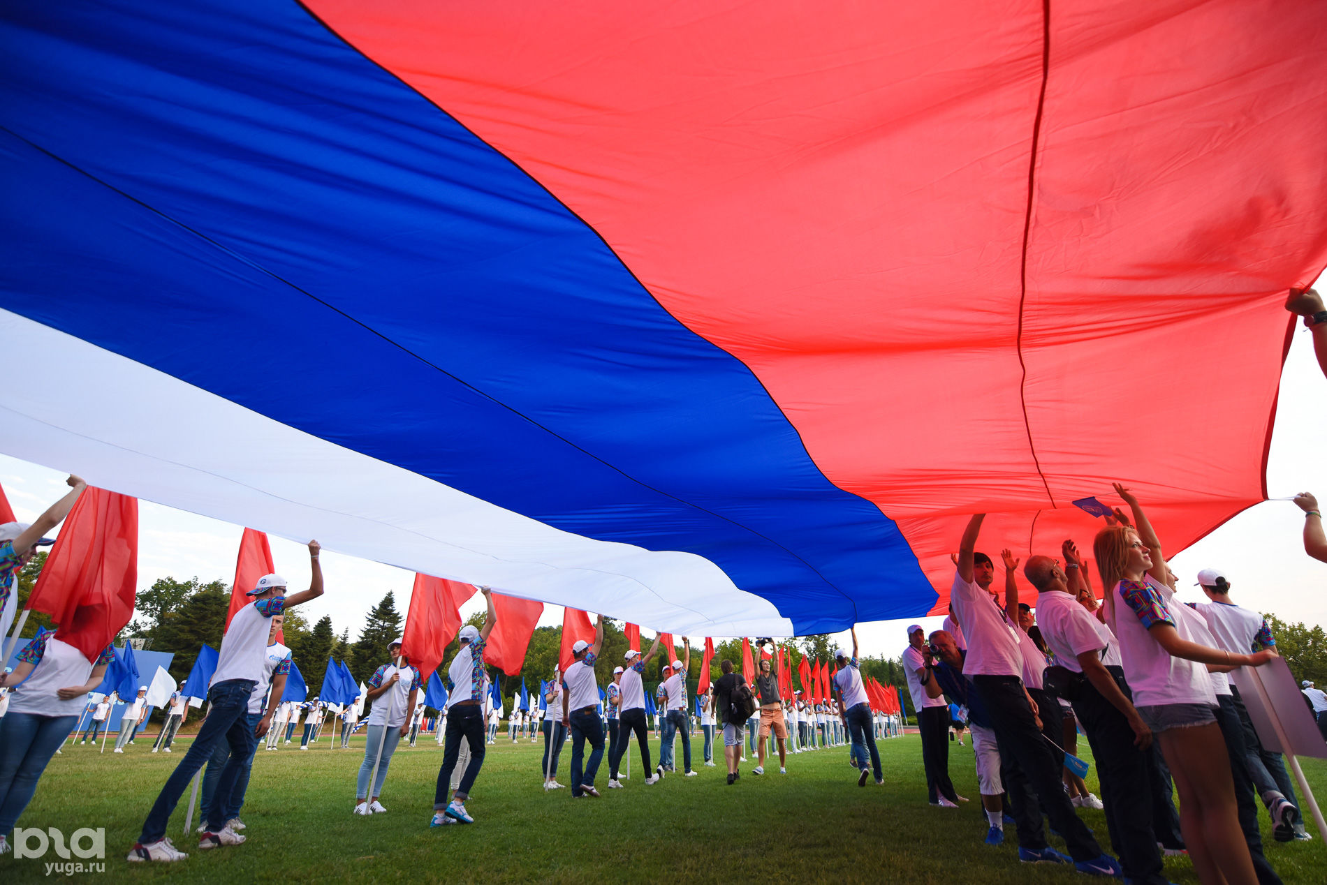 Русский патриотизм. День России люди. Молодежь с флагом России. Люди с флагами России. Патриотические праздники.