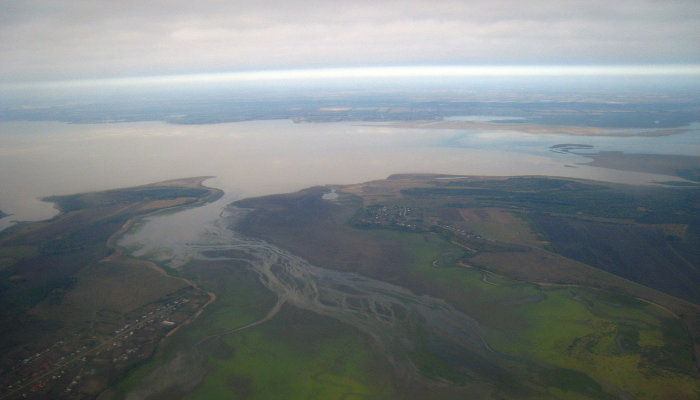 Краснодарское водохранилище (на заднем плане), аулы Пшикуйхабль (слева) и Тауйхабль (справа) © Фото пользователя Gaggarin, wikimedia.org