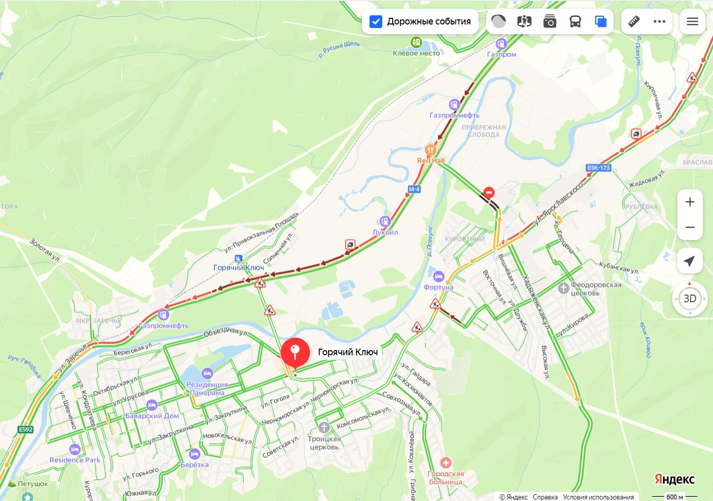 В пробке перед Крымским мостом стоят больше тысячи автомобилей. Несколько  заторов образовались на дорогах к морю в Краснодарском крае