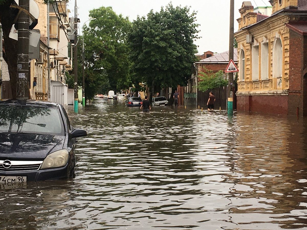 В Краснодаре после дождя встали трамваи