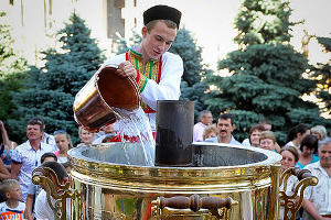 Краснодарцев напоили чаем из гигантского "Кубанского самовара" © Елена Синеок, ЮГА.ру