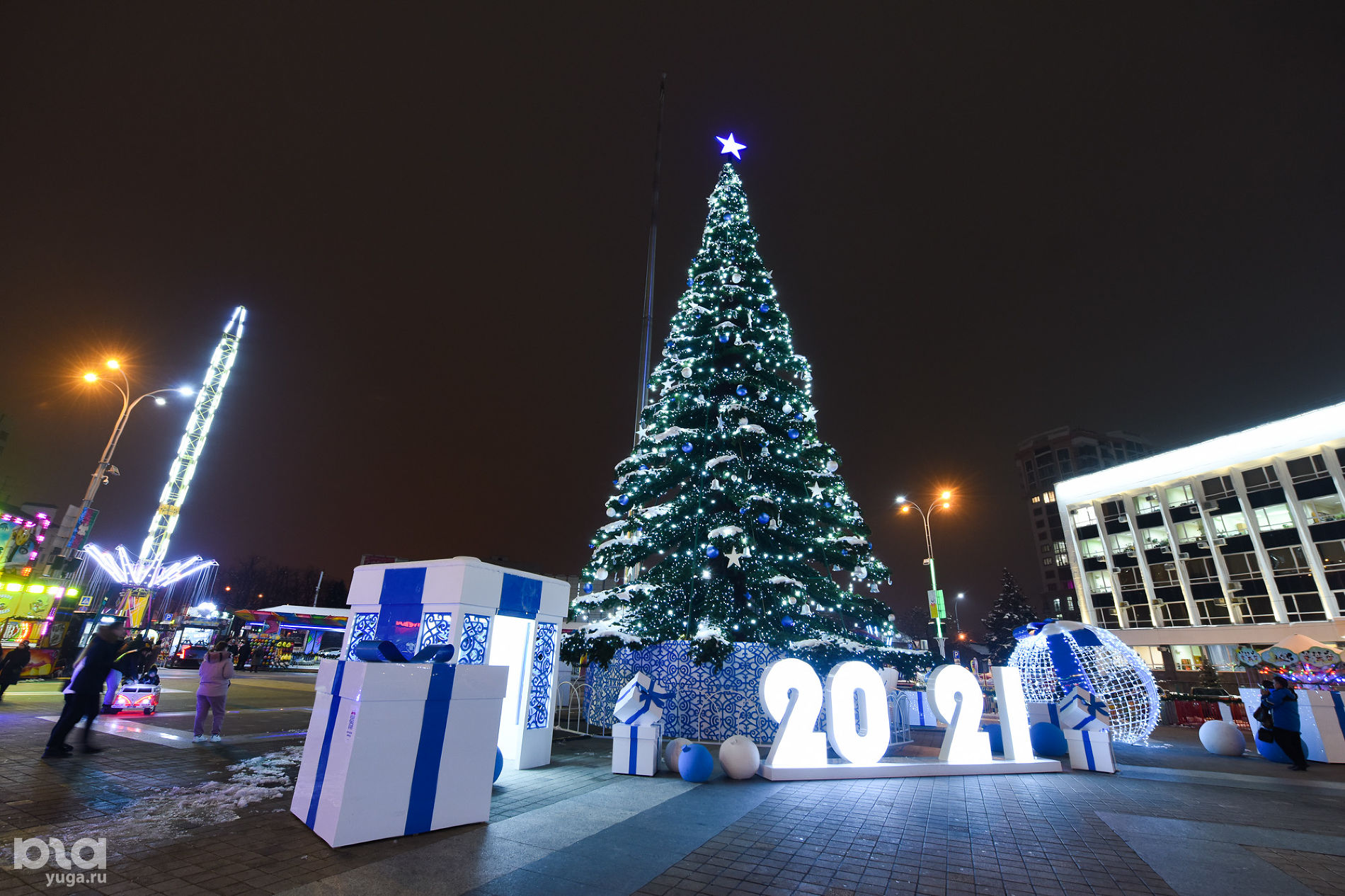 Фото краснодара 2023. Елка в Краснодаре 2022. Центральная елка в Краснодаре 2022. Елка в Краснодаре 2021. Елка в Краснодаре на театральной площади 2021.