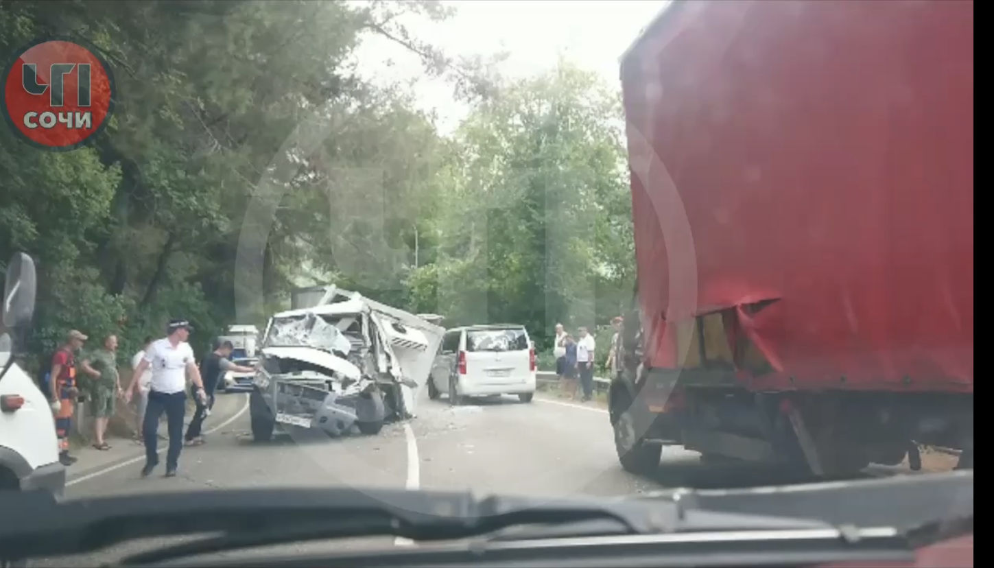 В Сочи образовалась многокилометровая пробка из-за ДТП