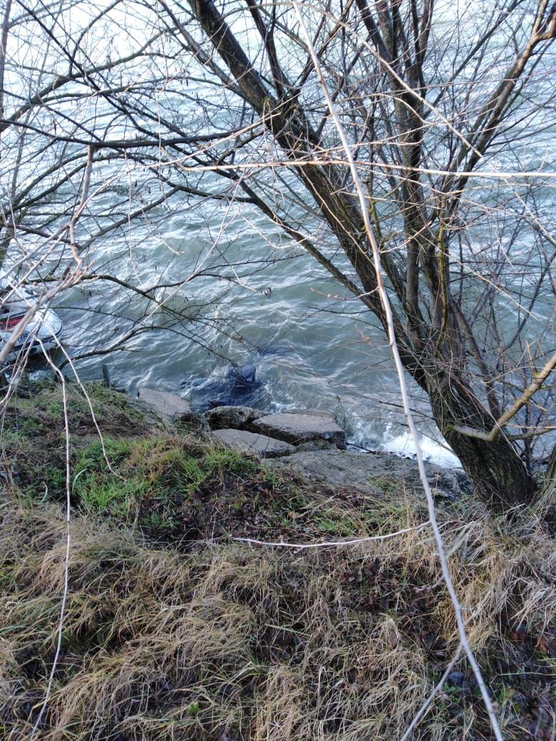 На Ставрополье рыбаки погибли из-за сильных волн на водохранилище