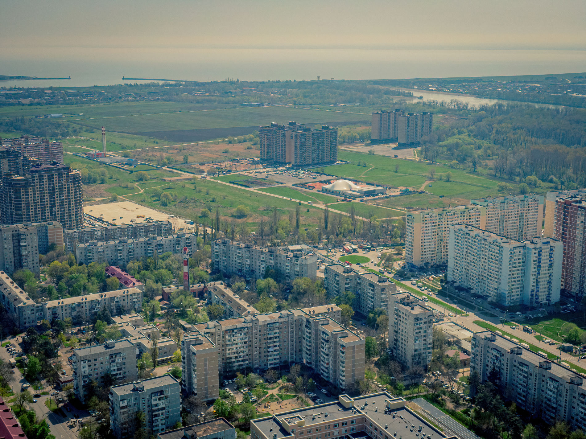 В Краснодаре жители построили стену из бетонных блоков между многоэтажными  домами — соцсети