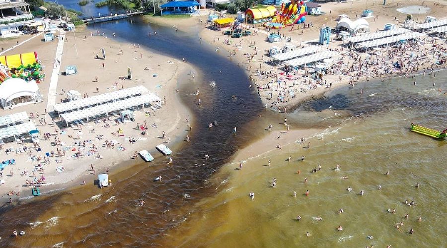 Анапа лишилась. Анапа пляж речка Анапка. Грязное море в Анапе. Анапа Витязево грязь. Пляж у реки Анапка.