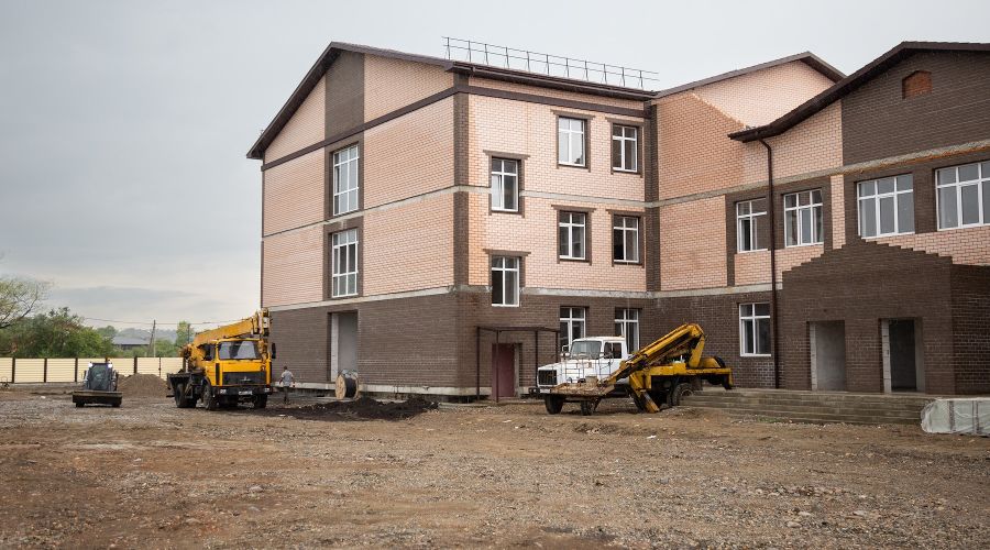 Новое здание школы в поселке Табачном Майкопского района Адыгеи © Фото Алексея Гусева