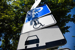 Парковка для инвалидов © Фото Елены Синеок, Юга.ру