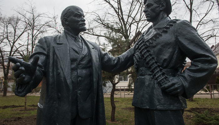 Памятник «В. И. Ленин говорит с матросом» в сквере на пересечении улиц Ленина и Суворова © Фото Елены Синеок, Юга.ру