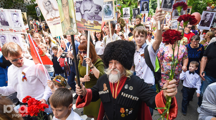 Акция "Бессмертный полк" в Краснодаре © Елена Синеок, ЮГА.ру