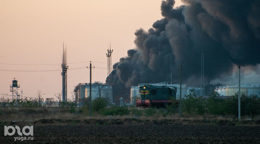 Горящая нефтебаза в Пролетарске, 27.8.2024 © Фото Александра Гончаренко, Юга.ру