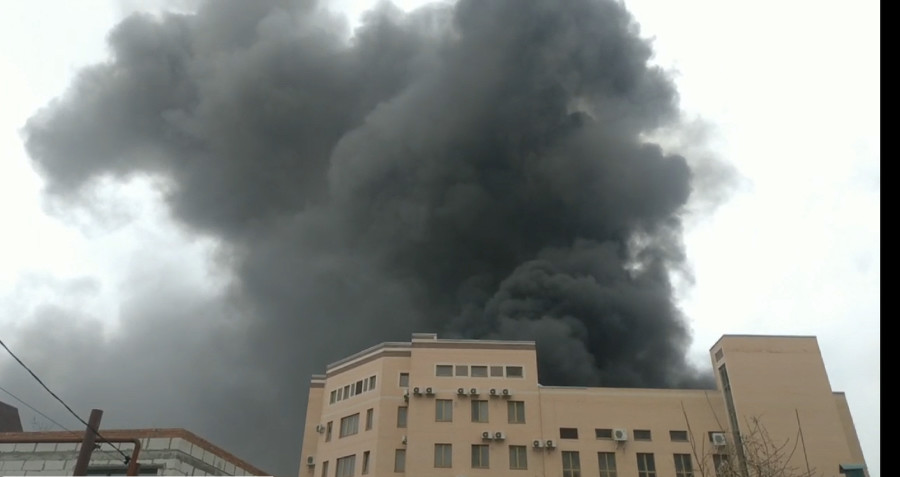  В Ростове-на-Дону загорелось здание погрануправления ФСБ 