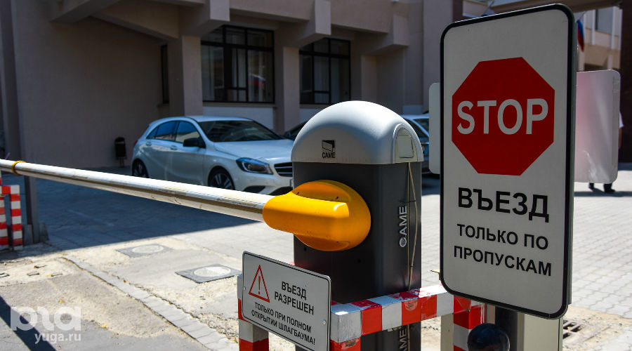 Ограничения въезда. Таблички на шлагбаум во дворе. Табличка для шлагбаума на придомовой территории. Въезд по пропускам. Таблички на шлагбаум въезд.