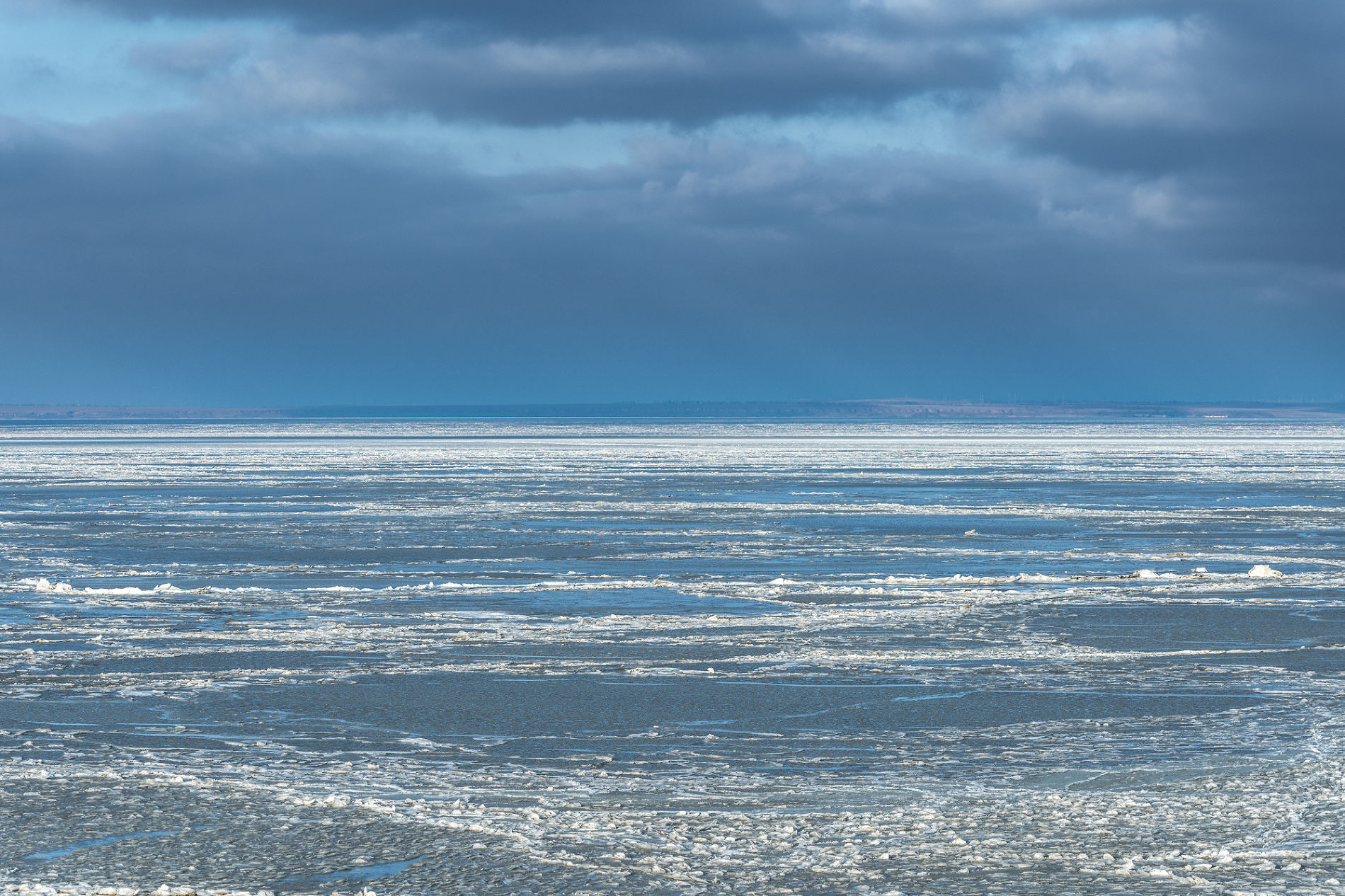 Замерзшее Азовское море