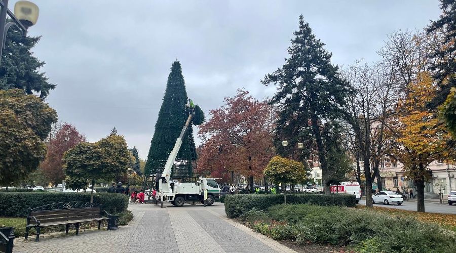 Краснодар продолжают украшать к Новому году