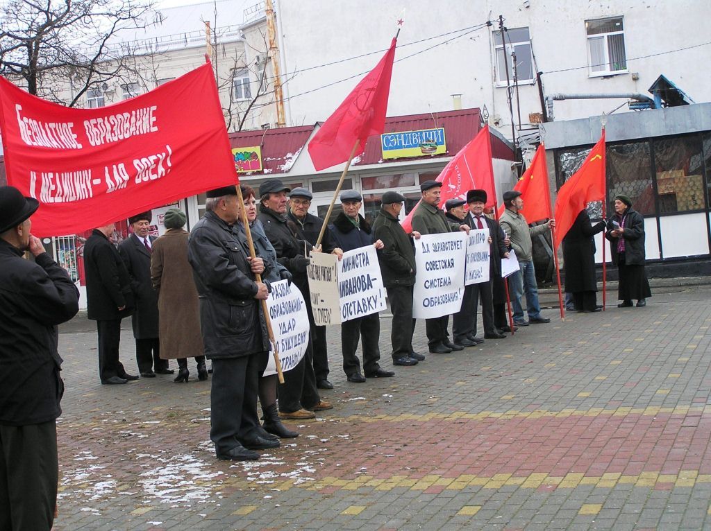 Кто выступил против них. Коммунисты Адыгеи. Митинг в Майкопе сегодня. Митинг в Майкопе сегодня центр. Что за митинг в Майкопе сегодня.