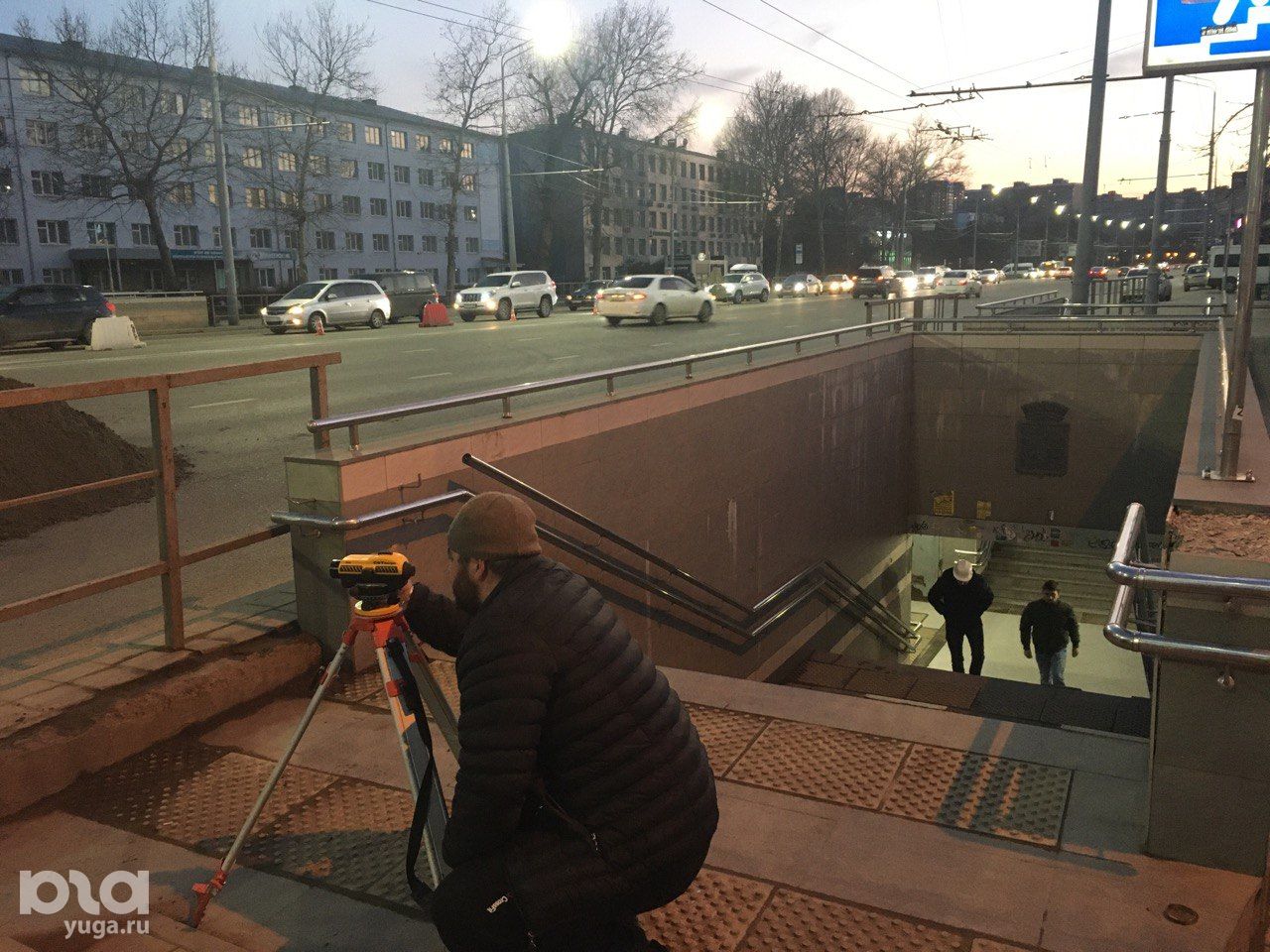 Причина — старость трубы 1976 года». В Краснодаре на проезжей части  образовалась дыра глубиной в несколько метров