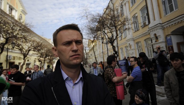 Алексей Навальный ожидает начала митинга в поддержку сторонников Олега Шеина, Астрахань, апрель 2012 года  © Фото Михаила Мордасова, Юга.ру