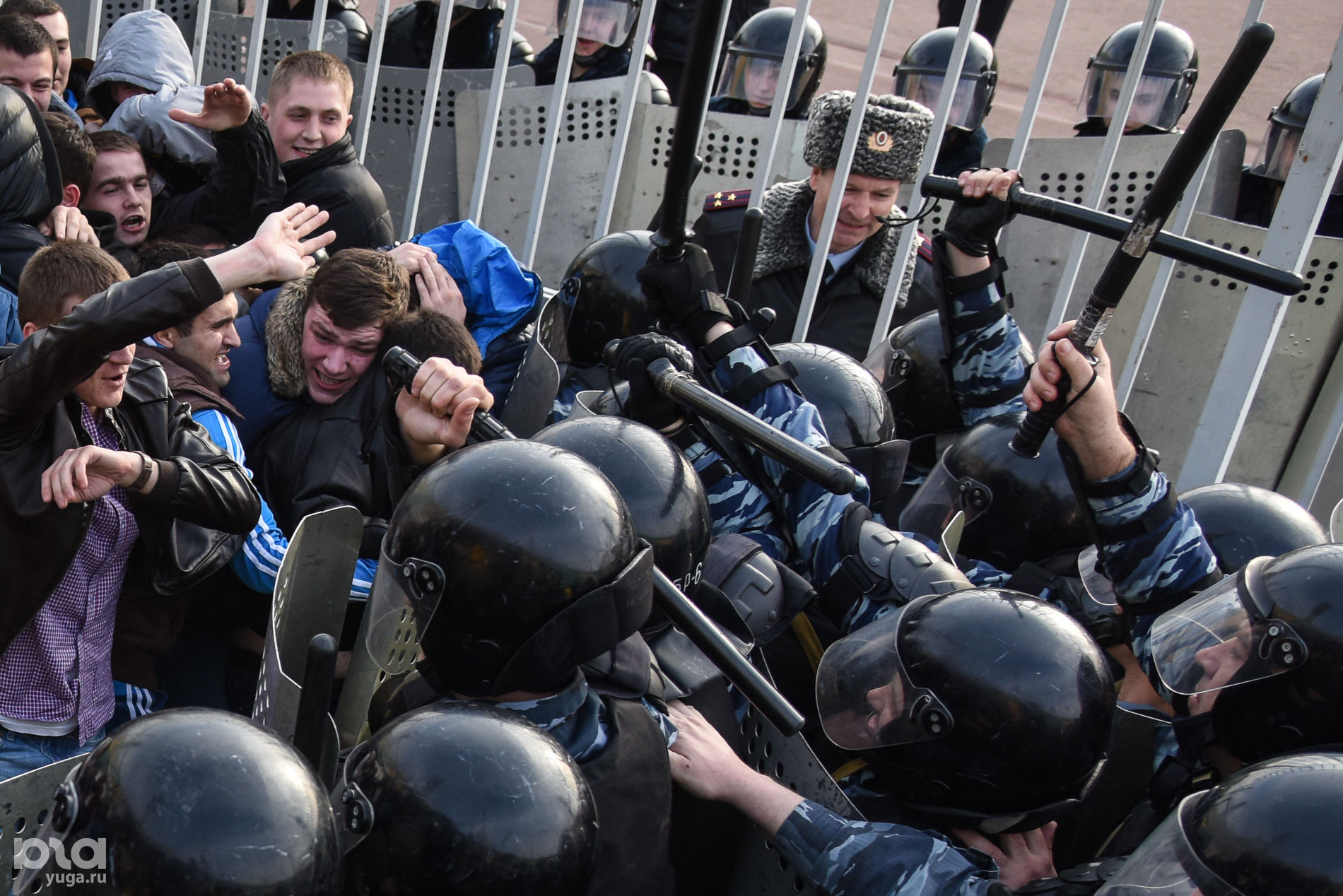 Омон на улице. ОМОН Краснодар. Краснодарский ОМОН читава. ОМОН предотвращает. ОМОН футбол Москва.