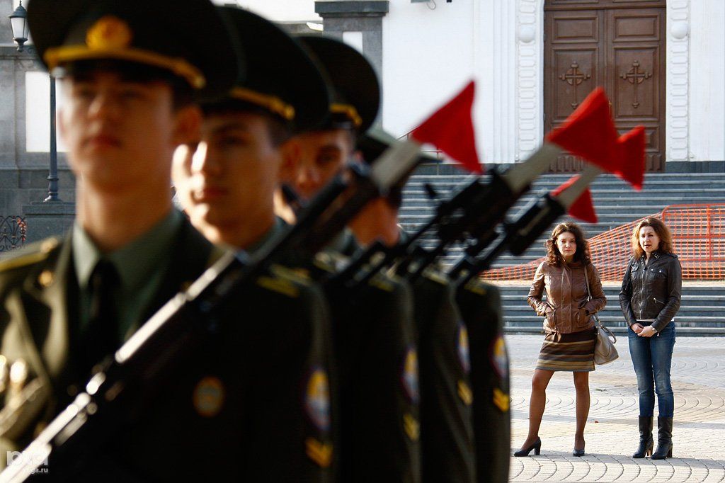 Последний выпуск военного. Выпуск военных за границу. ВВС Новороссийск девушки. Песня на выпуск армия.