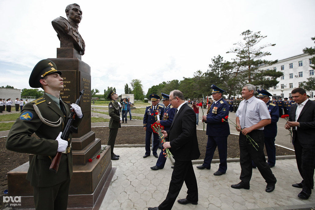 Краснодарский открыли. Бюст Александра Покрышкина. Покрышкин памятник в Краснодаре. Памятник Александру Покрышкину в Краснодаре. Александр Покрышкин памятник в Краснодаре.