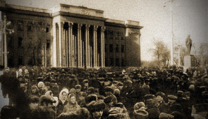 Коллаж Юга.ру. Здание крайкома КПСС (ул. Красная, 3), 1960 год. Сегодня здесь заседает Законодательное Собрание Краснодарского края © Оригинал фото взят с сайта myekaterinodar.ru