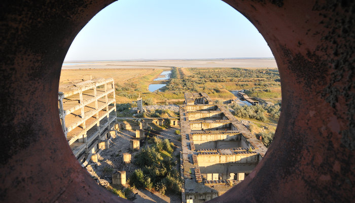 Вид из реакторного цеха заброшенной Крымской АЭС рядом с городом Щелкино © Фото Кирилла Достова, Юга.ру