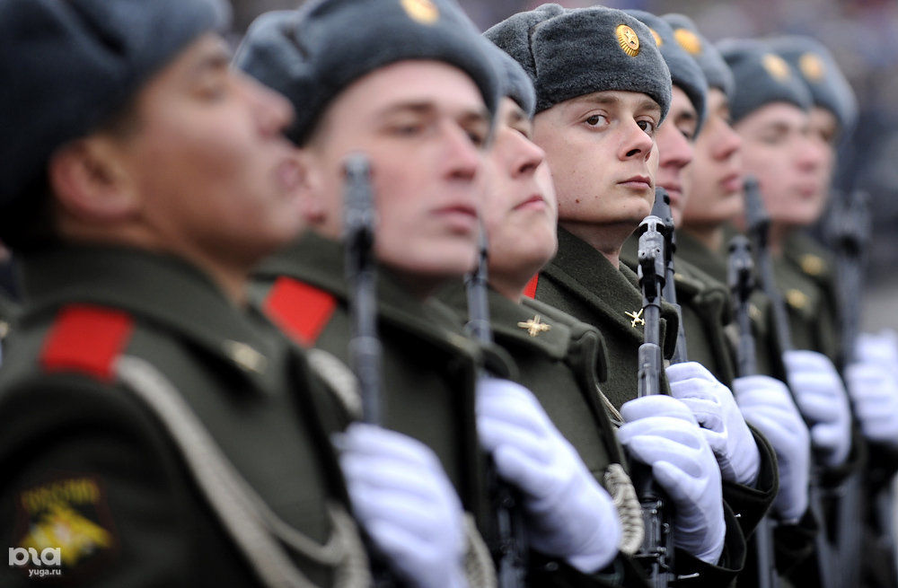 Защитник военных. Военнослужащий защитник Отечества. 23 Февраля солдат. С 23 февраля военному. День армии России.