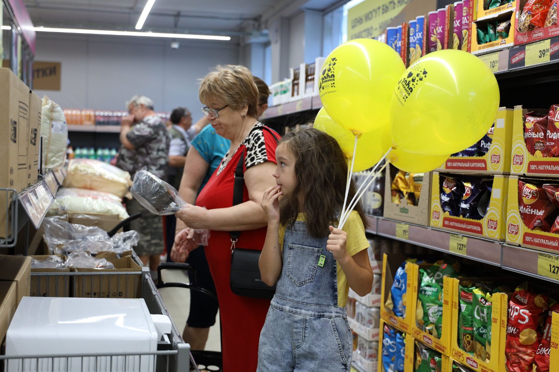 Чижик в краснодаре каталог. Охрана магазина. Охранник в магазине. Магазин Пчелка Чусовой. Охранник в супермаркете фото для детей.