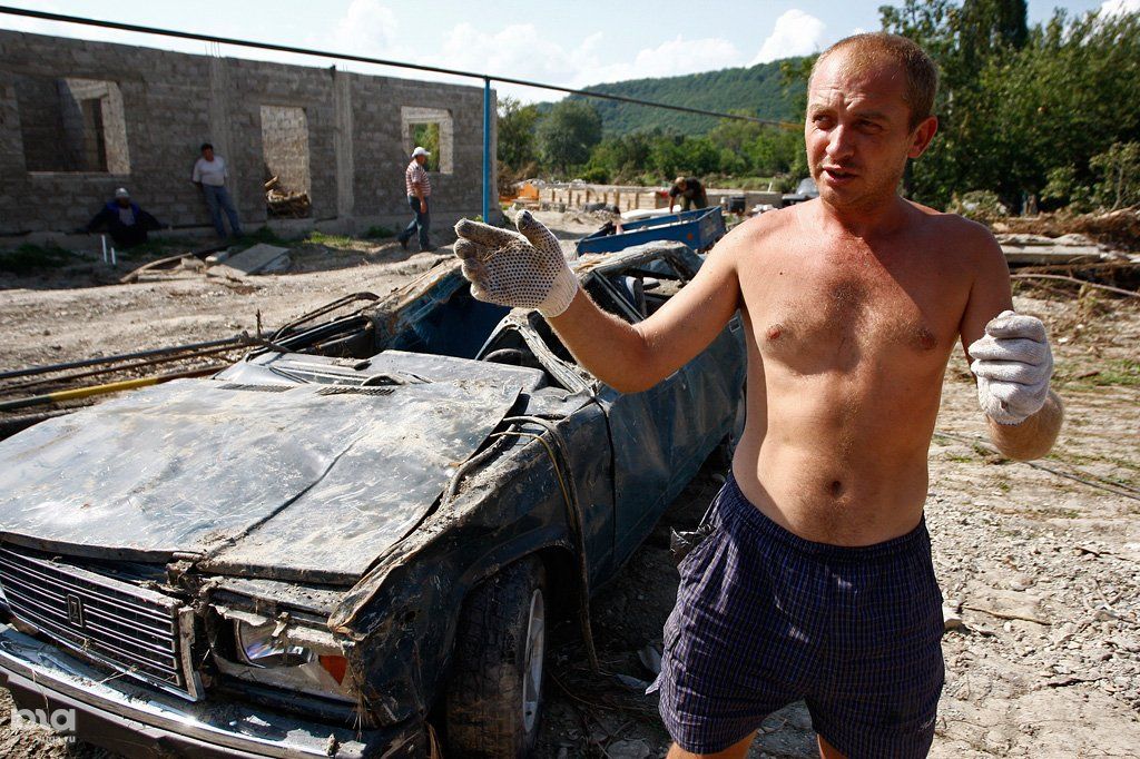 Крымск ситуация. Знаменитости в Крымске. Наводнение в Крымске 2012 Путин. Казаки наводнении Крымск.