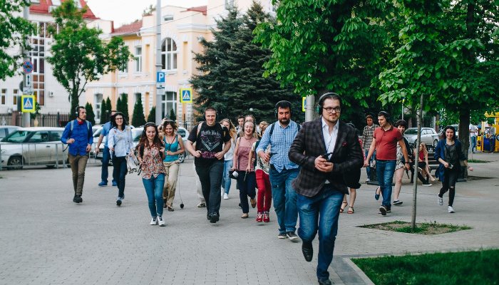 Премьерный показ променад-спектакля «Улицы Революции» проекта «Голос города» © Фото Дениса Яковлева из группы «Голос города» в Facebook, https://www.facebook.com/mycityvoice/