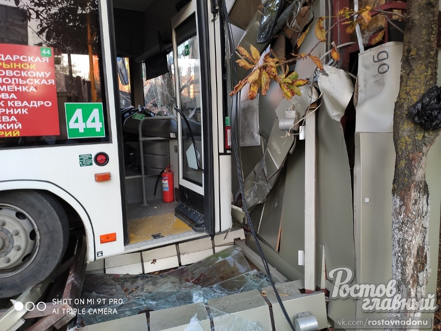  В Ростове ищут водителя автобуса, который сбил людей на остановке и скрылся с места ДТП 