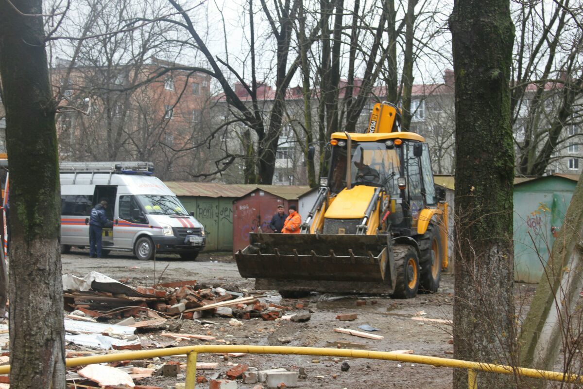 В Краснодаре 127 человек разбирают завалы на месте взрыва в доме на  Славянской