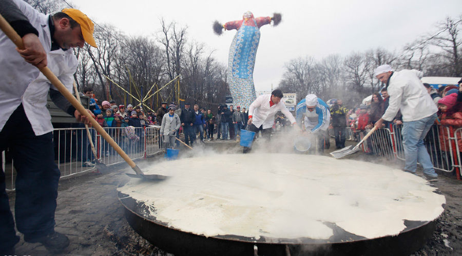 Огромный блин на Масленицу