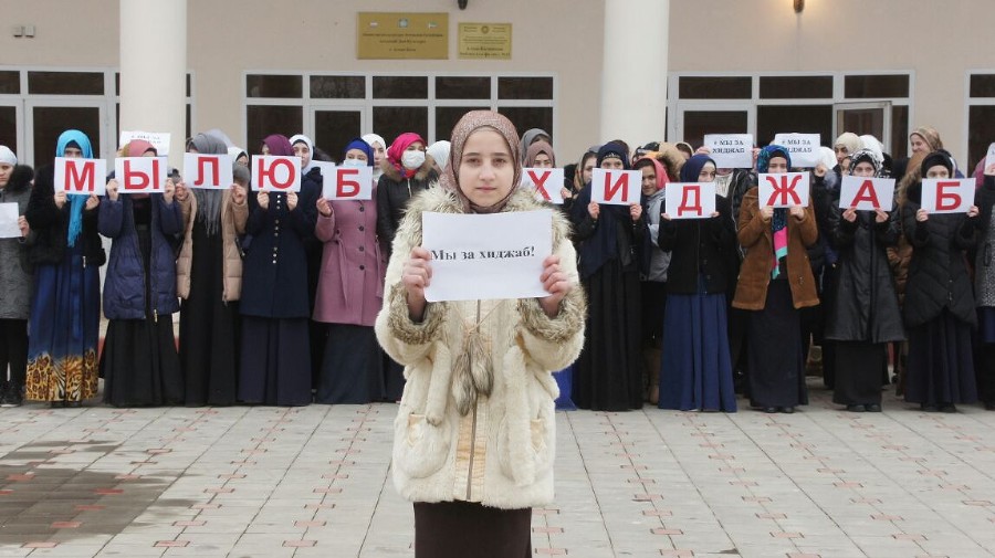 Я не боюсь ваших запретов, моя дочь всё равно будет носить хиджаб в школу