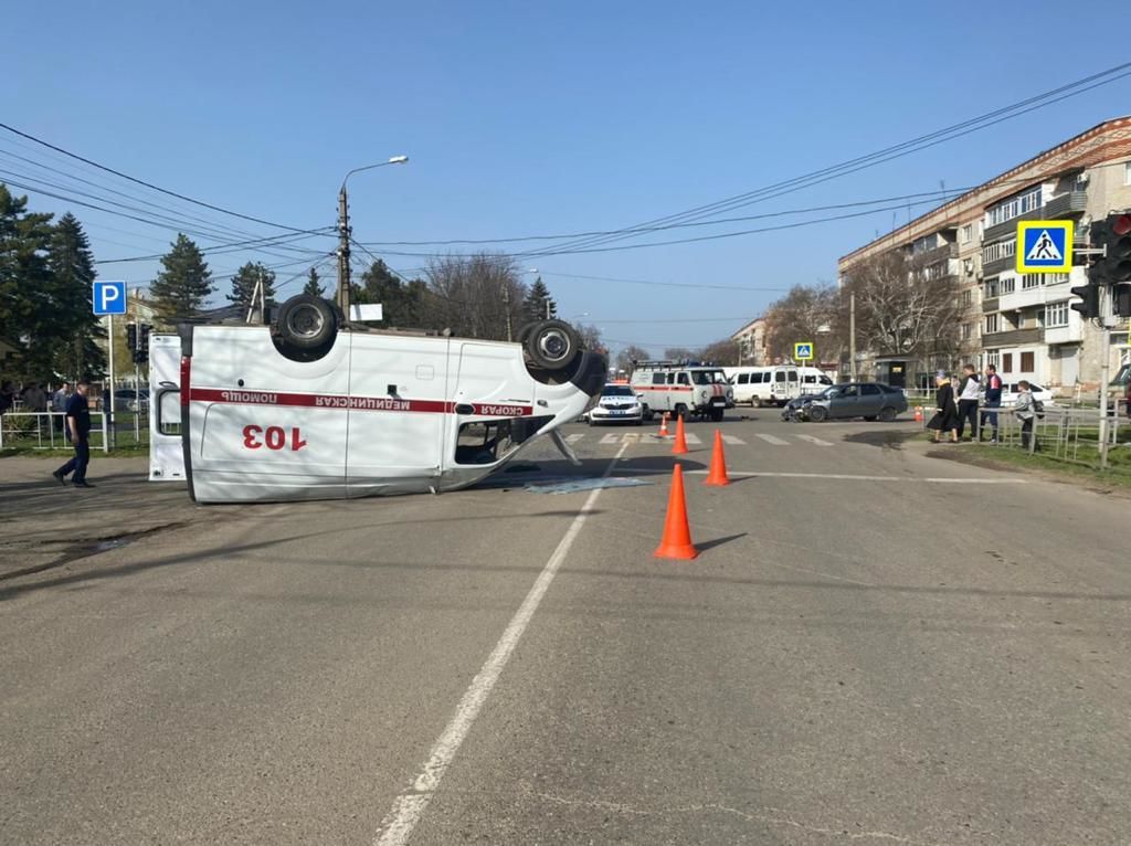 Водитель «Приоры» устроил смертельное ДТП со скорой, перевозившей мать с ребенком в Чувашии