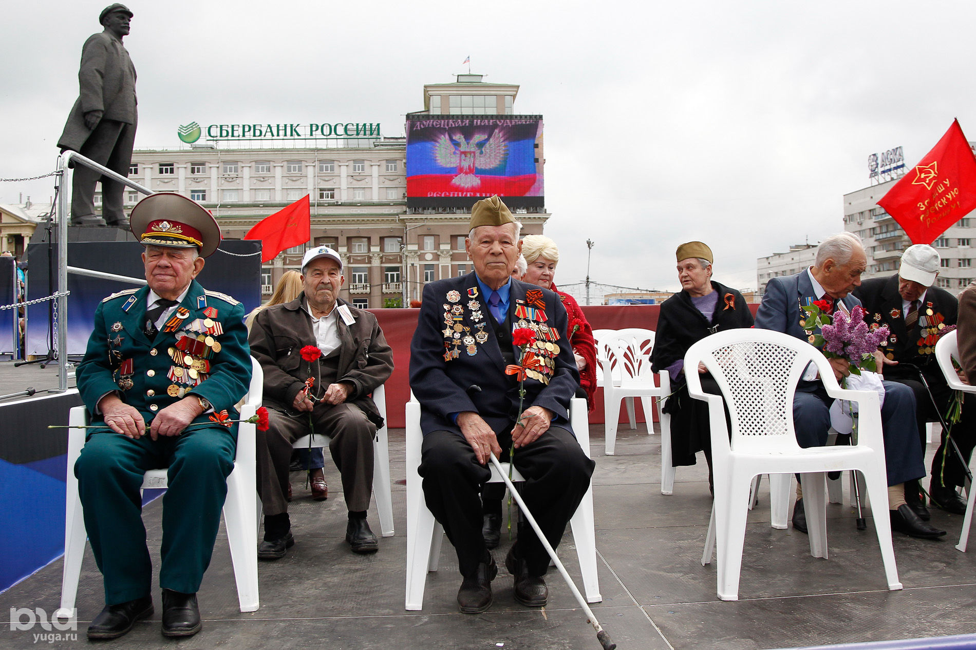 В Донецке впервые прошел Парад Победы